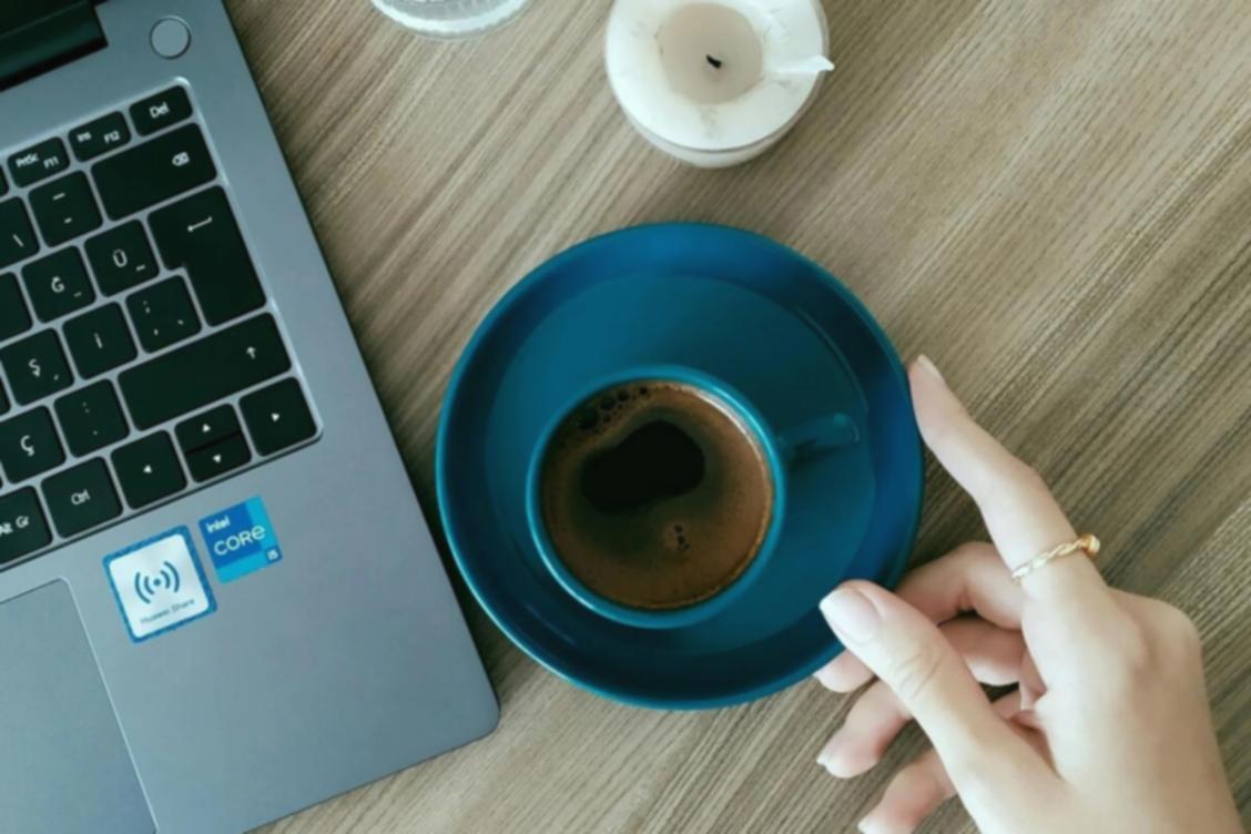 Teilnehmer bei einer praktischen Übung zur Stressbewältigung