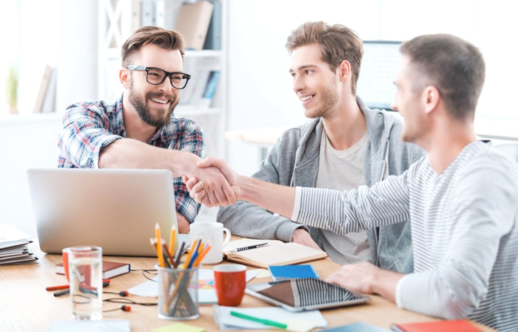 Gruppe von Teilnehmern beim gemeinsamen Austausch über Stressbewältigung