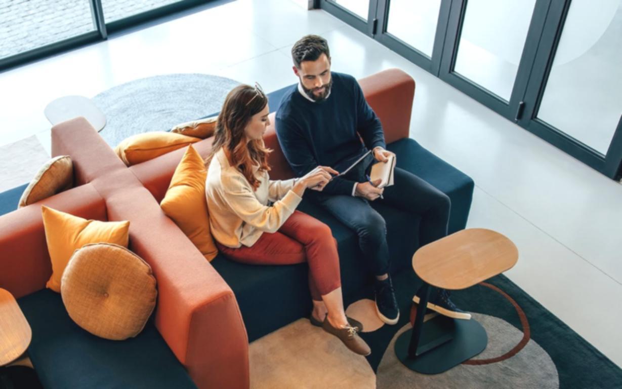 Verschiedene digitale Geräte mit geöffneter Lernplattform